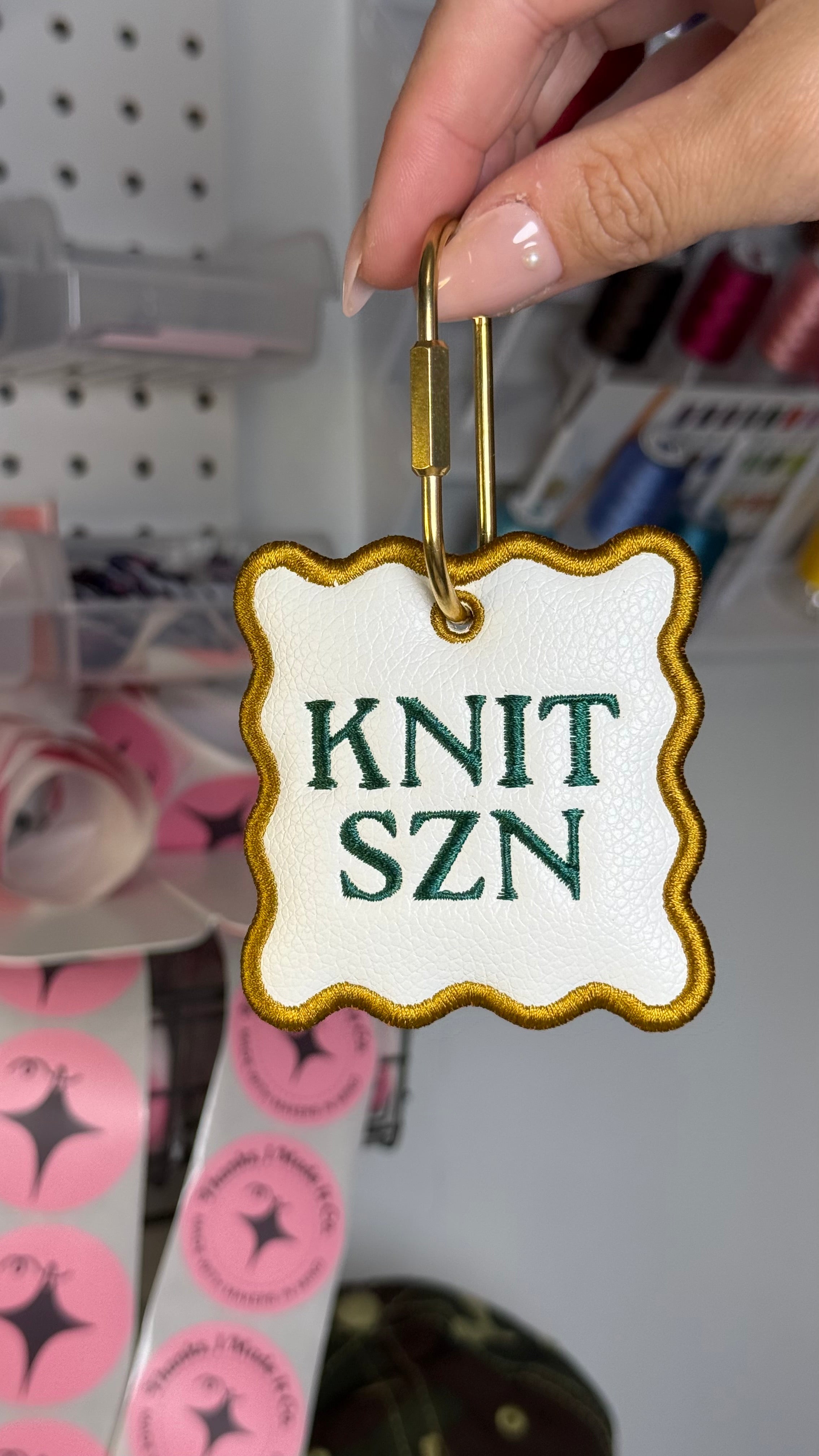 Knit SZN – White Faux Leather Bag Tag – Green Embroidery | TIMI